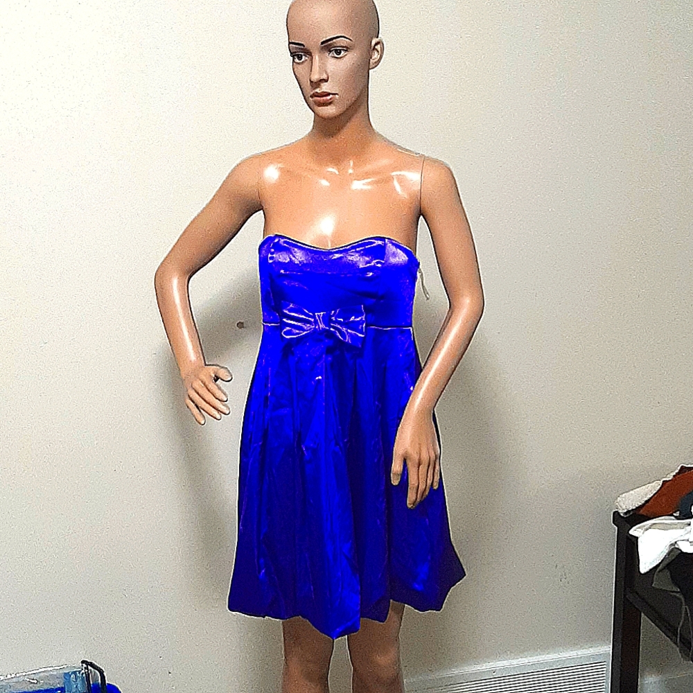 Size medium very nice short dress wonderful color purple with bow nice going ou